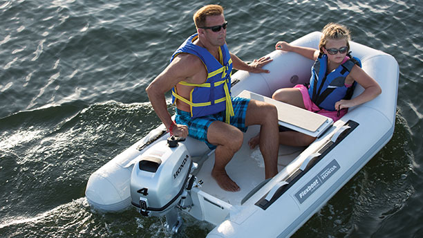 Un bateau accélérant à travers l'eau
